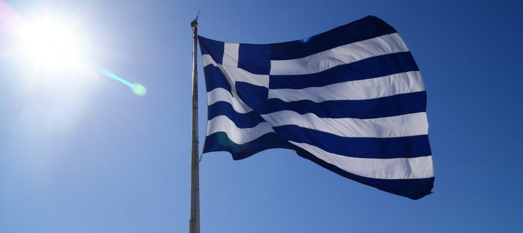 Die griechische Flagge im Sonnenlicht